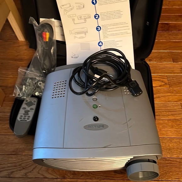 Projector - Picture 1 of 5